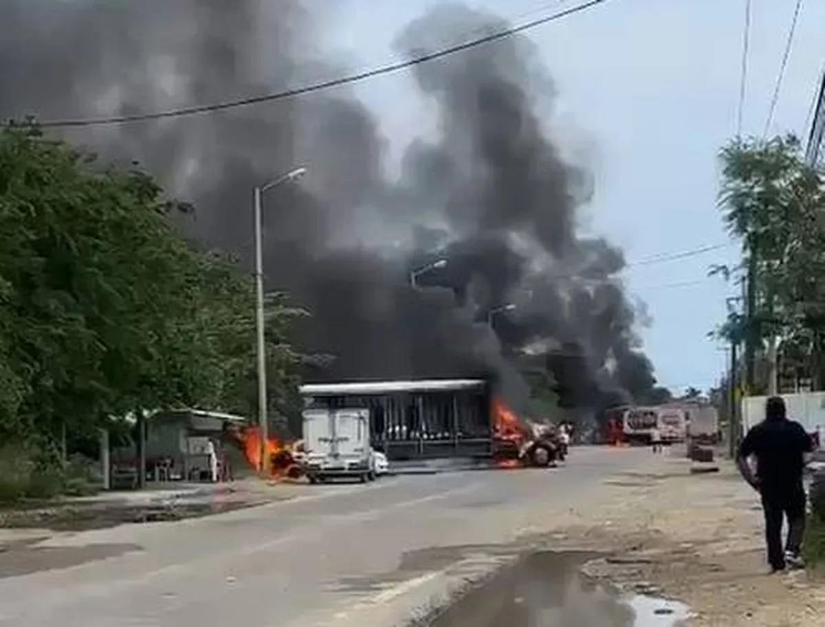 Acapulco: bloqueos viales y 13 vehículos incendiados