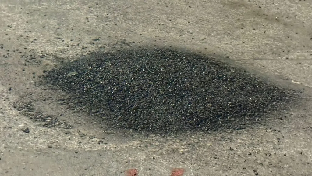 Realizan trabajos de bacheo en el fraccionamiento El Palmar de Pachuca