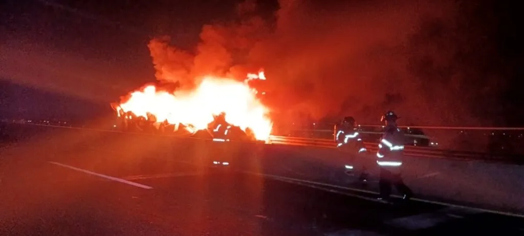 Explosión de tractocamión causa cierre en el Arco Norte