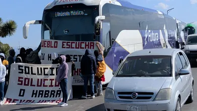 Normalistas de El Mexe retienen autobuses en protesta en Pachuca