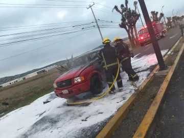 Camioneta se incendia en la México-Pachuca