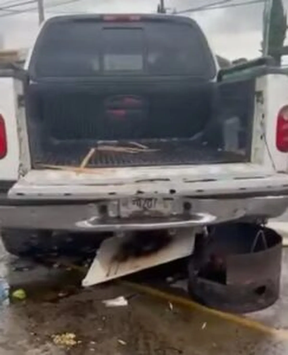 La camioneta chocó contra el puesto de comida provocando que un cazo hirviendo cayera sobre la menor