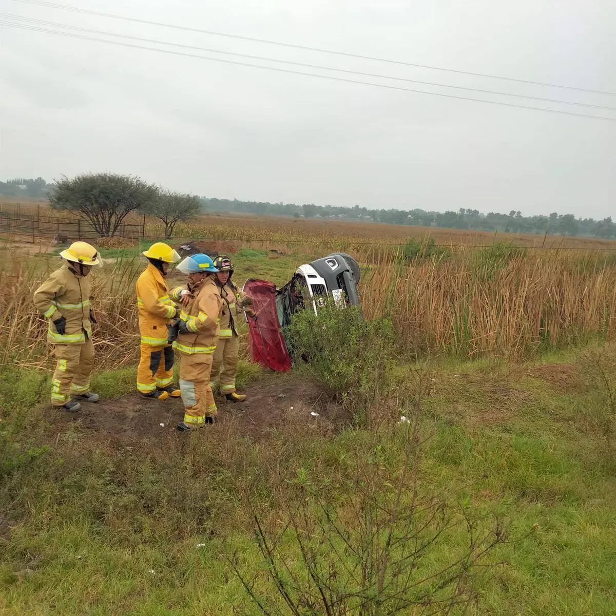 Volcadura en la México-Laredo deja una mujer herida y una camioneta destrozada