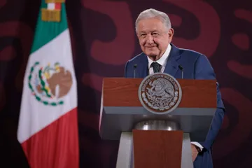 AMLO preocupado por posibles sobornos a INE para quitar mayoría calificada a Morena