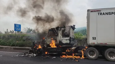 Tractocamión incendiado en el Arco Norte cerca de Tula.