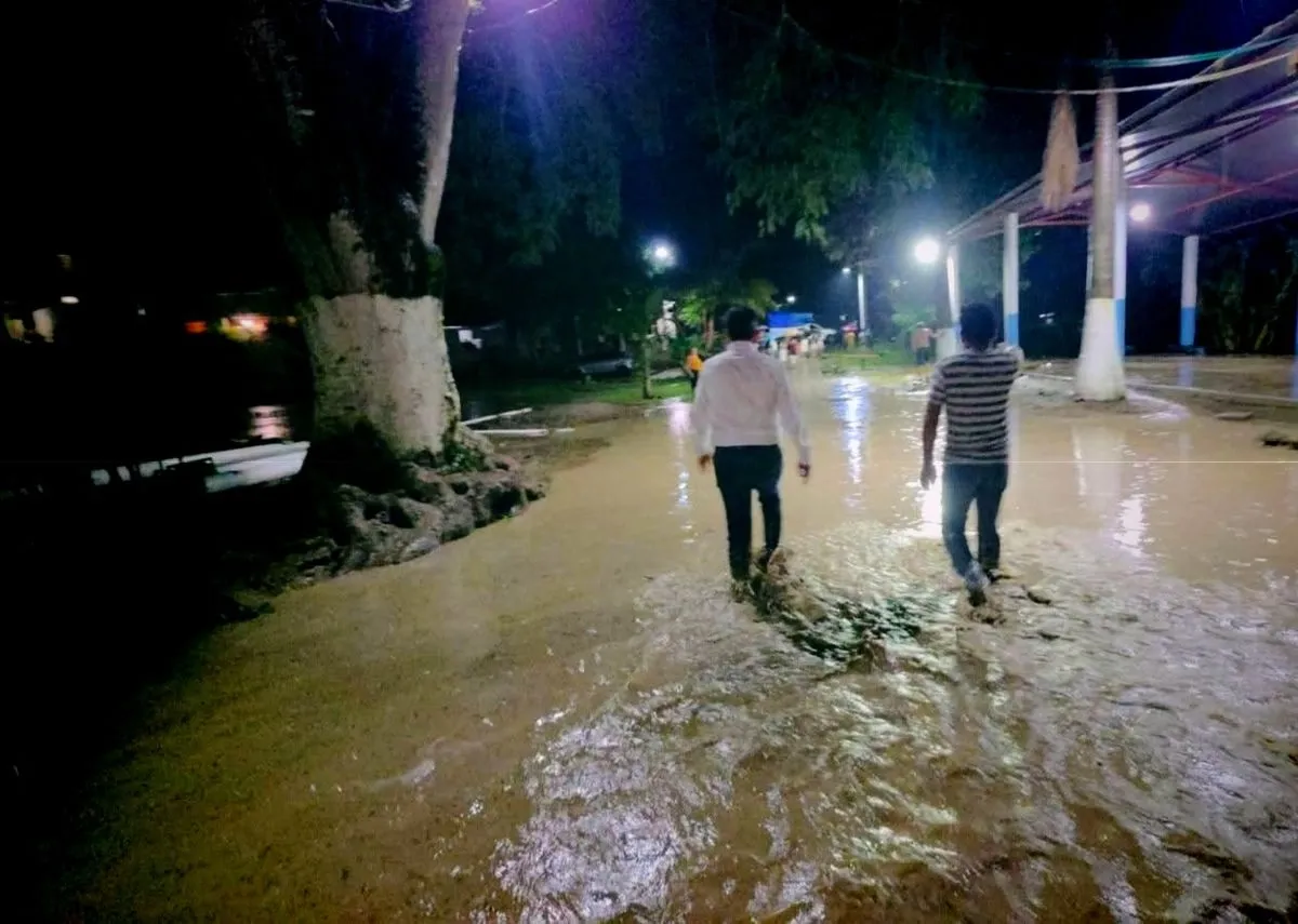 Inundaciones afectan casas en Huejutla y causan daños en Tepeji.