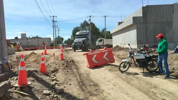 Habitantes bloquean maquinaria del Tren AIFA-Pachuca en Mineral de la Reforma.