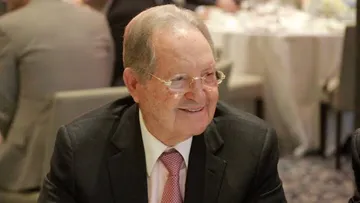 Vázquez Raña en sus primeros pasos como empresario fundó junto con sus hermanos la cadena Hermanos Vázquez.