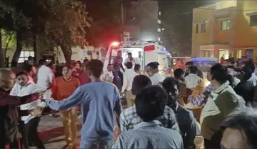 Mueren al menos 30 personas al colapsar puente colgante en India