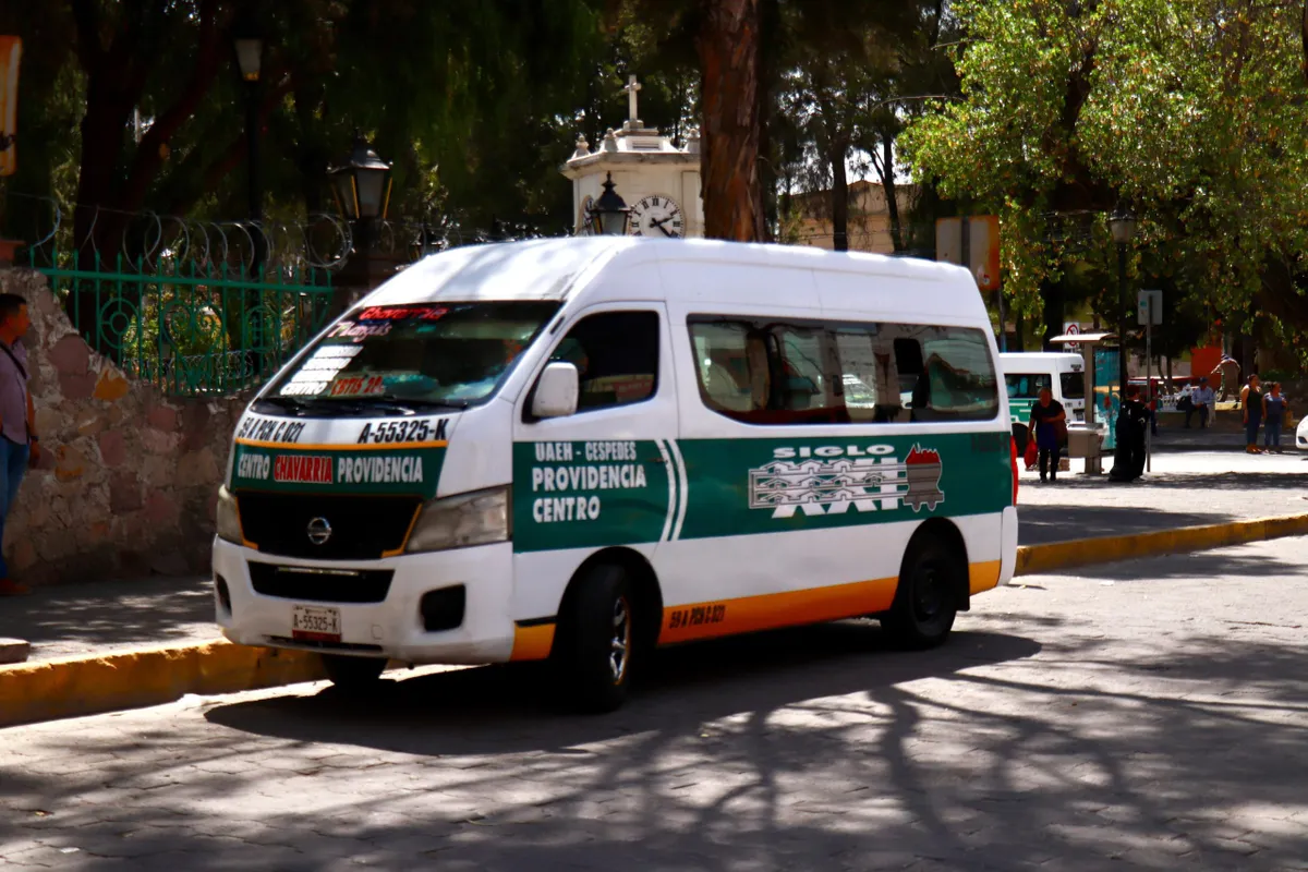 Accidente en Pachuca: combi de la Providencia atropella a mujer en el centro