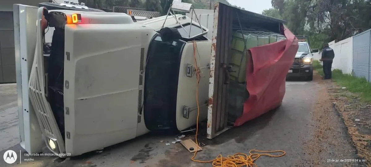 Tepeji del Río: vuelca camión cargado con huachicol; chofer escapa