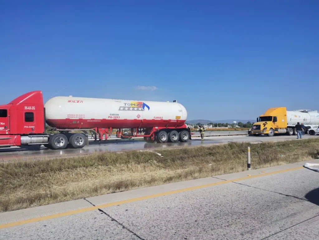 Bomberos de Atitalaquia y Tula atienden emergencia de pipa cargada con gas durante bloqueo en el Arco Norte