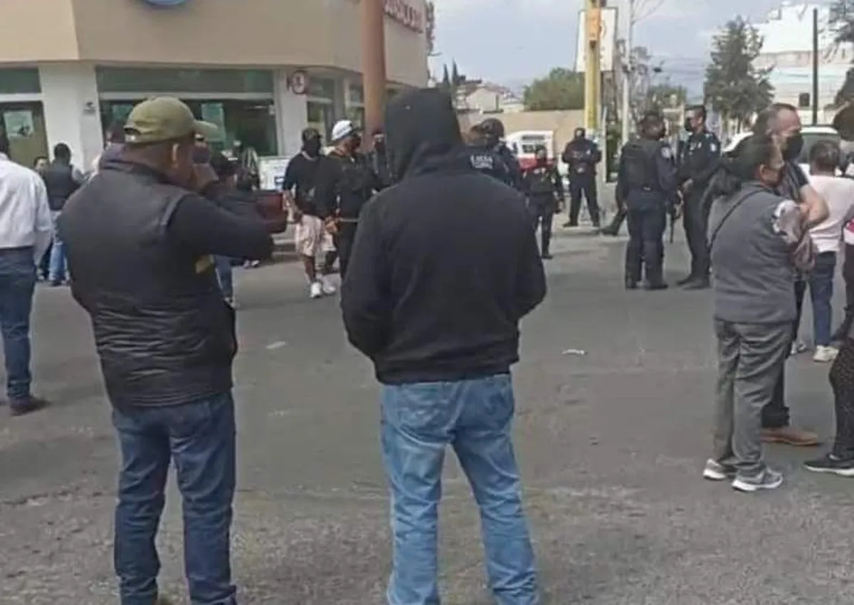 Bloquean crucero “Y” en Tulancingo; señalan a ex presidente de despojo