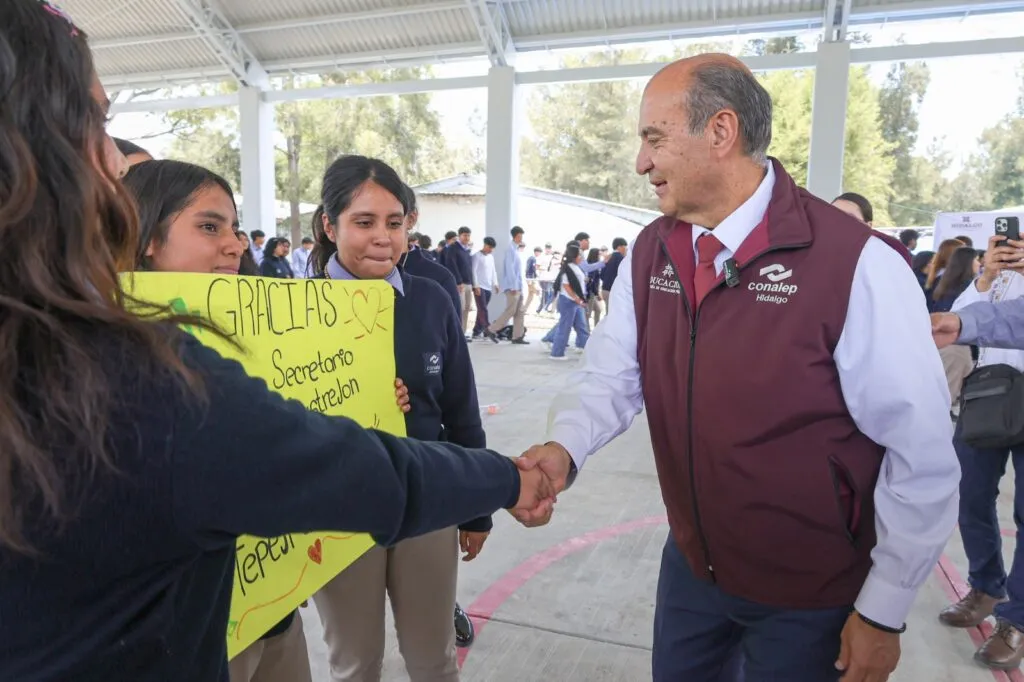 Natividad Castrejón entrega cancha techada en Conalep Tepeji