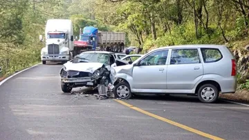Choque frontal en curva de la carretera Minas Viejas–El Salto deja varios heridos y tránsito cerrado.