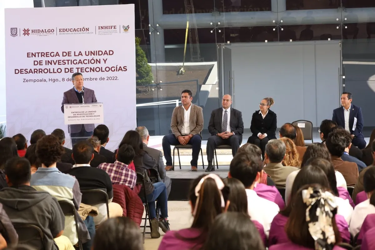 Julio Menchaca continúa con la entrega de obras