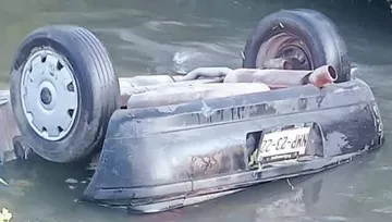 Hallan a mujer sin vida dentro de un auto en canal de Hidalgo; investigan si era policía estatal