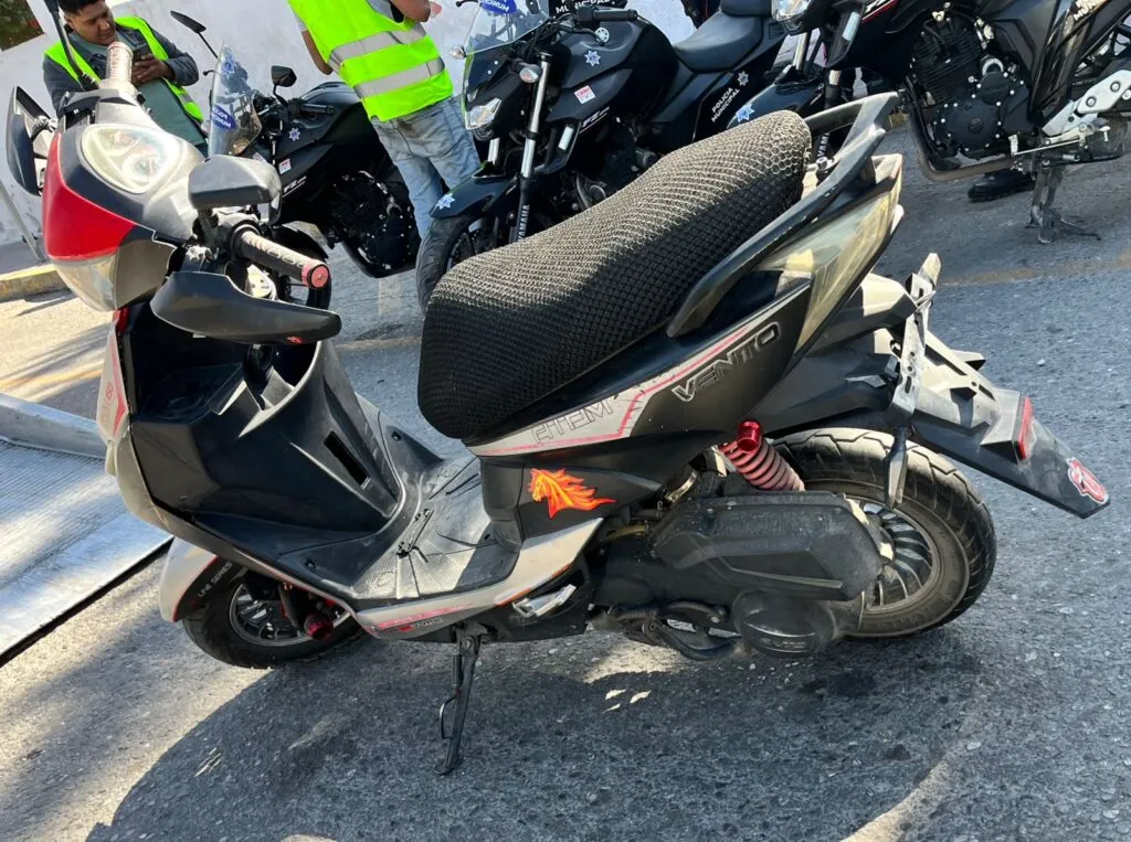 Menor atropella a adulta mayor y deja daños materiales en centro de Ixmiquilpan