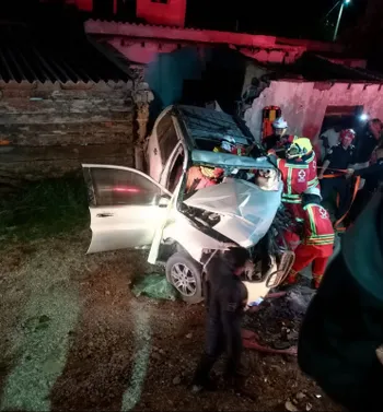 Cuatro jóvenes quedan heridos tras brutal choque contra vivienda en Ixmiquilpan; uno quedó prensado