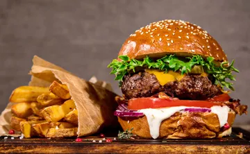 Regresan las hamburguesas a 1 peso este 28 de mayo. Revisa los requisitos de compra y las sucursales participantes para que no te quedes fuera.