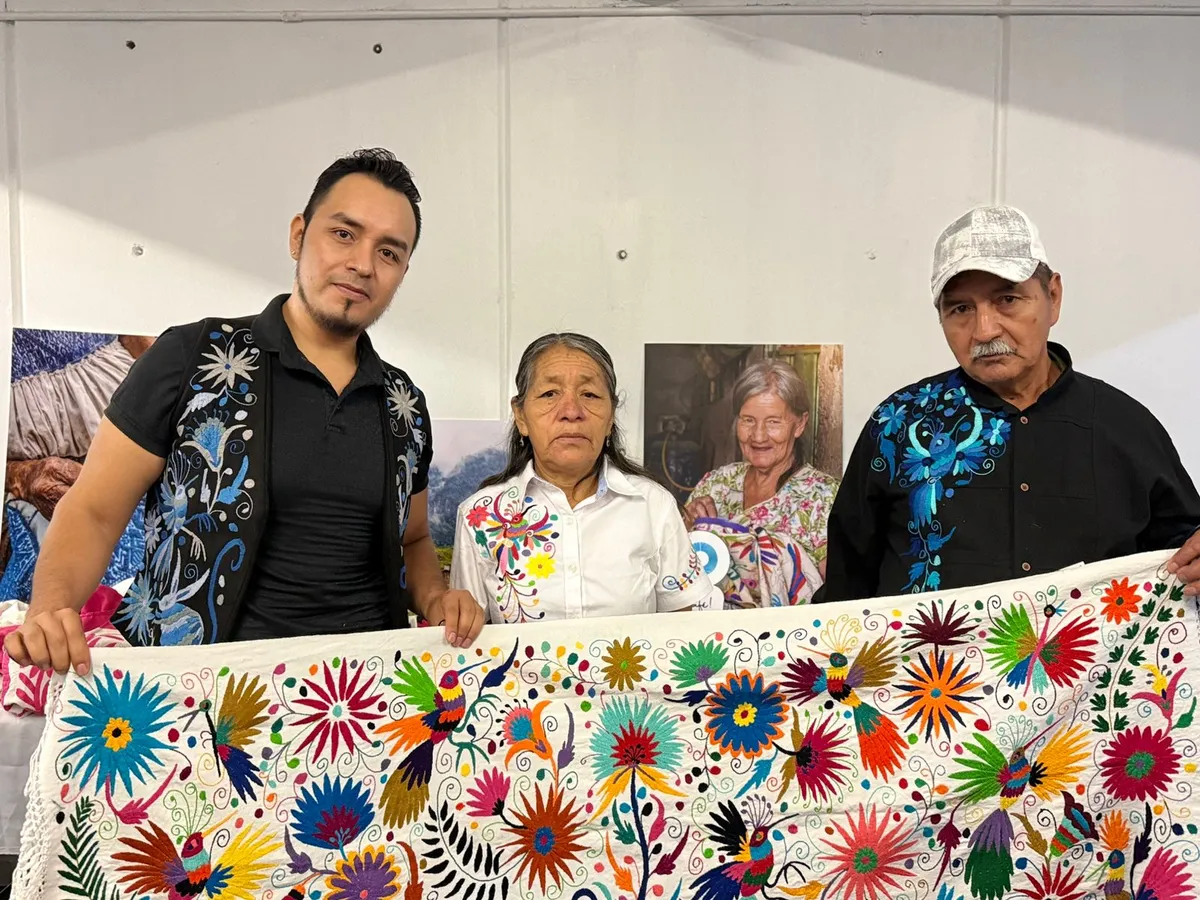 Samuel lleva el bordado hidalguense al mundo