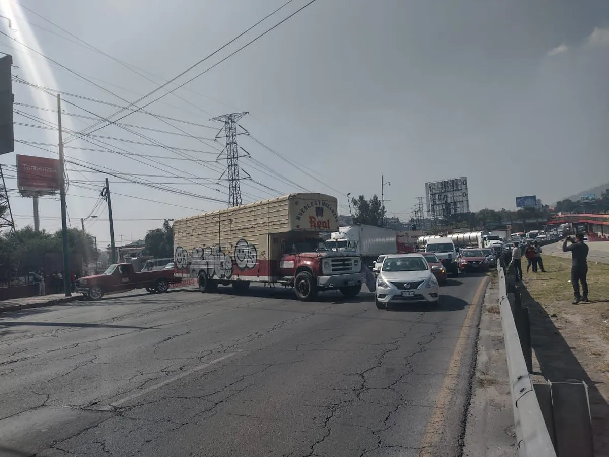 Realizan bloqueo parcial en la carretera México-Pachuca
