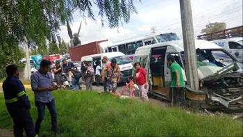 Combi llena choca contra poste en la México-Pachuca; 10 pasajeros resultan lesionados