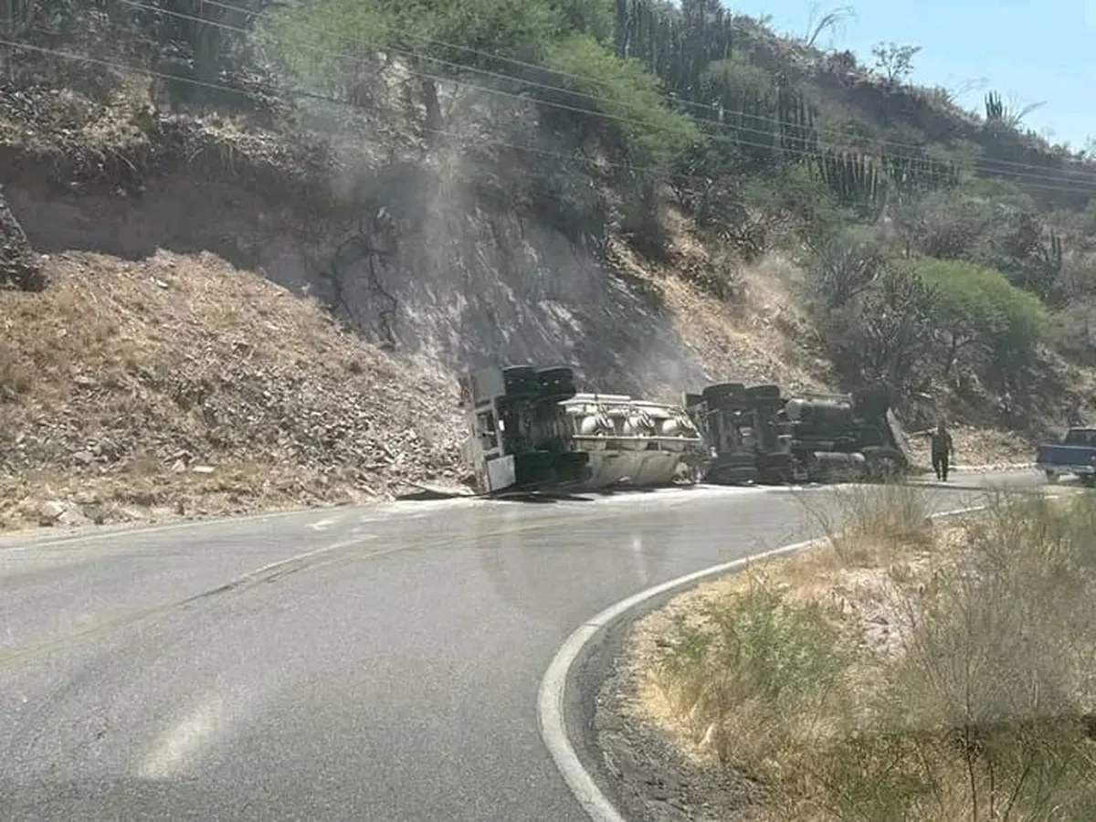 Vuelca trailer sobre la carretera Zimapán-Tasquillo