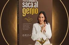 Erika Urosa muestra su libro Tira la lámpara y saca al genio.