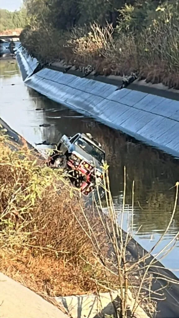 Camioneta pierde el control y termina dentro de un canal en Tula