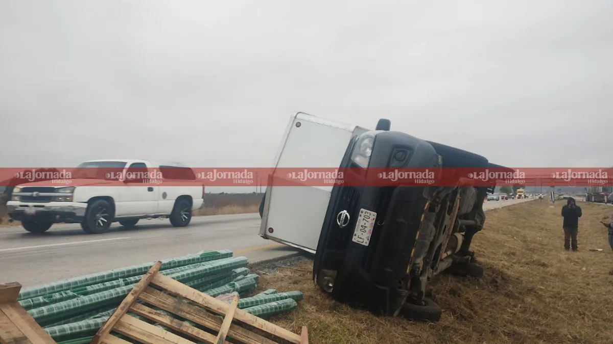 Vuelca camioneta de carga en el Arco Norte y paraliza la circulación