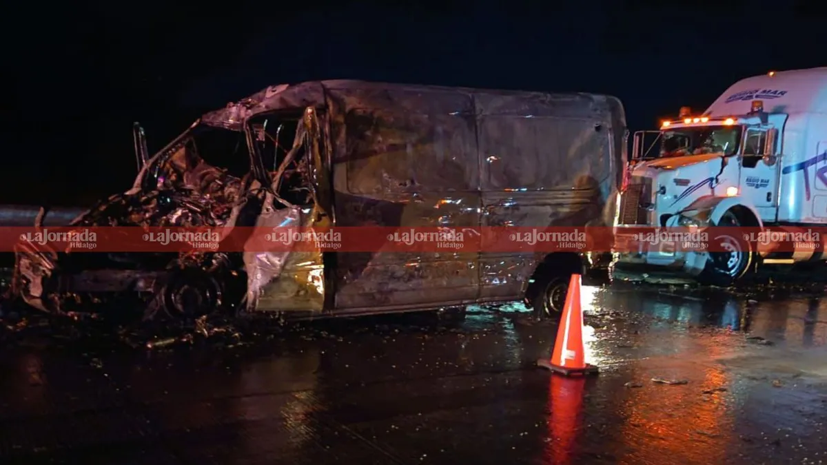 Ambulancia se incendia tras choque en el Arco Norte; hay un fallecido