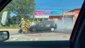 Se incendia vehículo en Tizayuca y provoca movilización de servicios de emergencia
