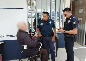 Adulto mayor extranjero recibe apoyo de autoridades en Pachuca