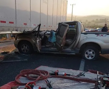 Progreso: camioneta se estrella contra tráiler; una mujer sin vida