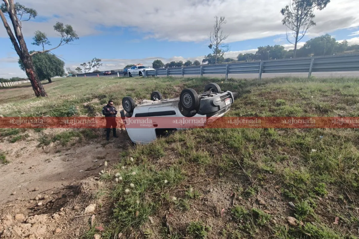 Una camioneta volcó en la autopista México-Pachuca y provocó caos vial a la altura de Tecámac. Aquí los detalles del accidente.
