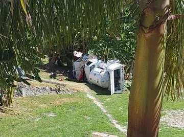 Vuelca pipa de gas L.P dentro de balneario en Chilcuautla