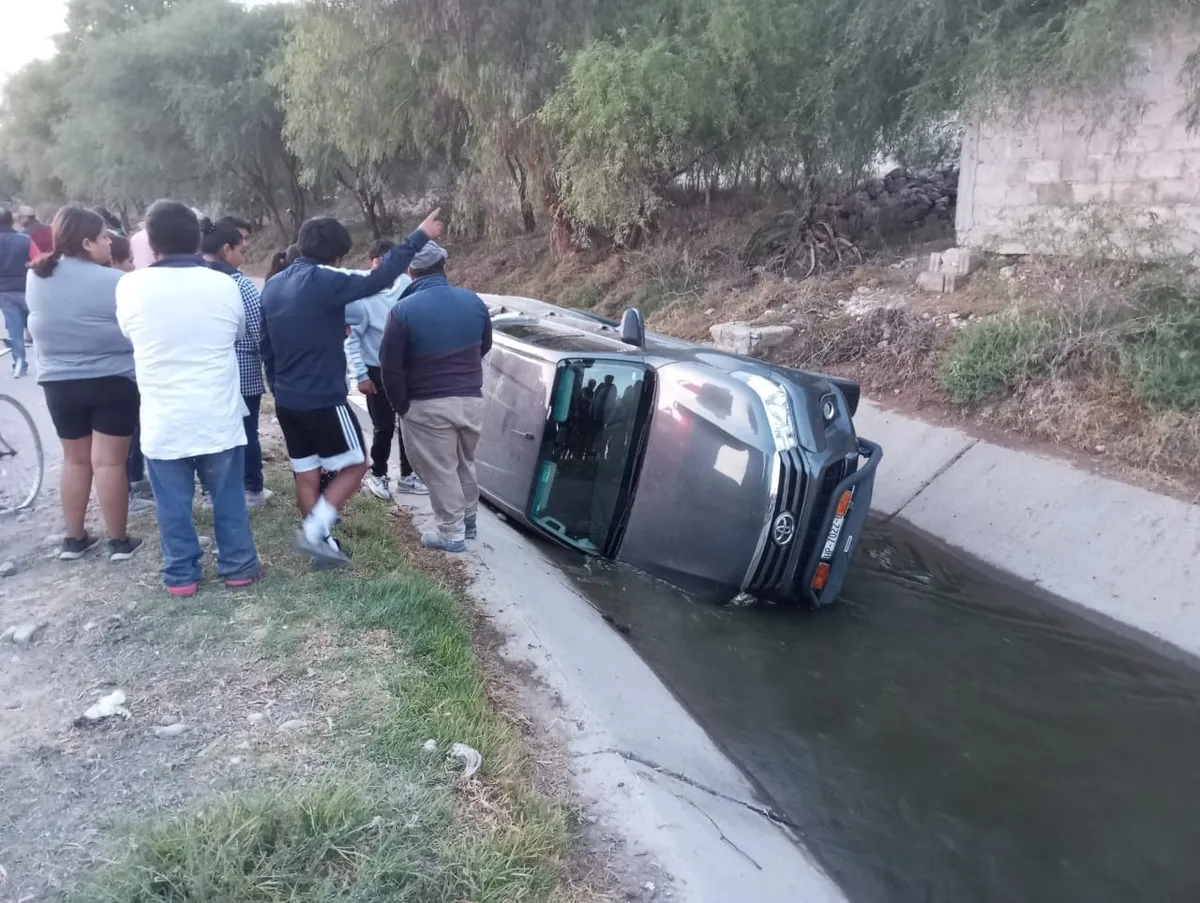 Mixquiahuala: roba auto, desata persecución y huye a pie tras perder el control del vehículo