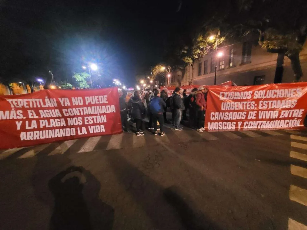 Habitantes de Tepetitlán se manifiestan en Palacio Nacional, piden atención a crisis sanitaria