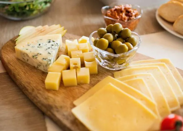 Profeco alerta sobre quesos procesados vendidos como manchego. Te explicamos qué encontró y cómo identificarlos.