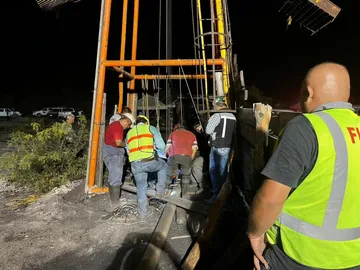 Diez personas continúan atrapadas en la mina de Sabinas, Coahuila