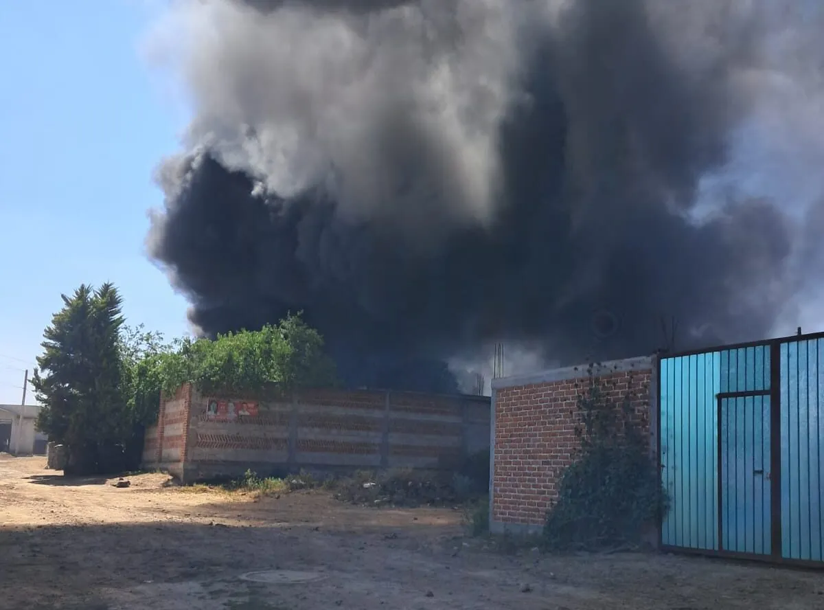 Tulancingo: incendio consume vivienda en colonia Rojo Gómez | VIDEO