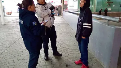 Policía Violeta auxilia a menor extraviado en la Central de Autobuses de Pachuca.
