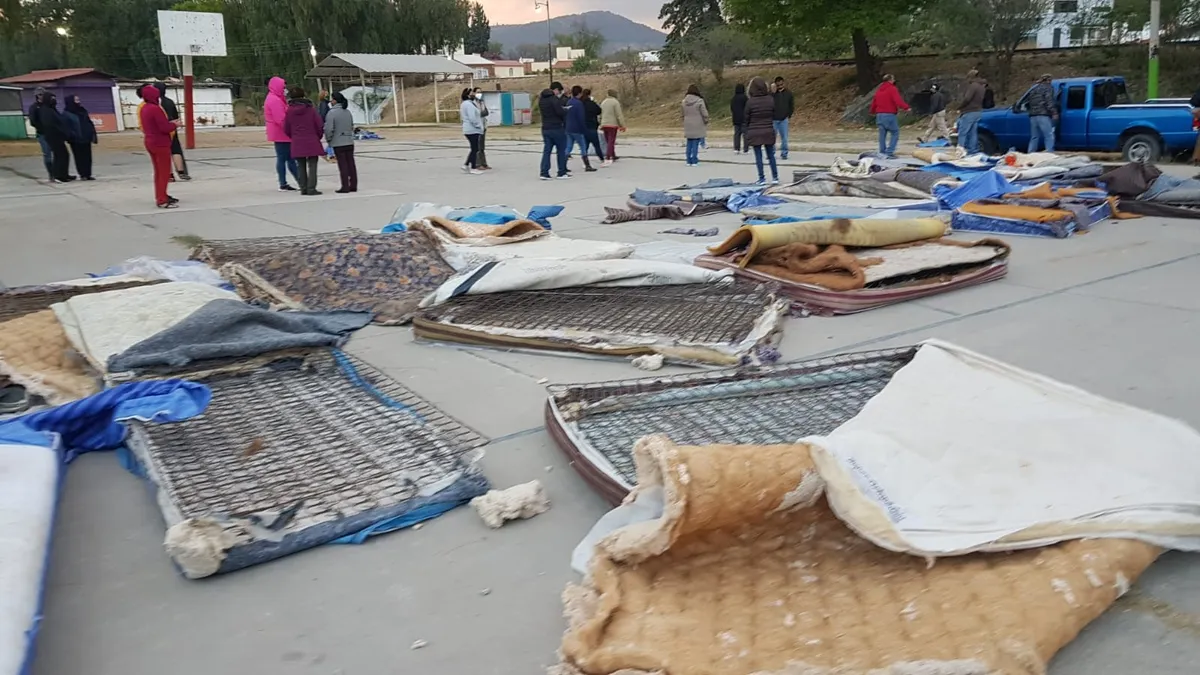Damnificados queman colchones que regaló la alcaldía de Tula