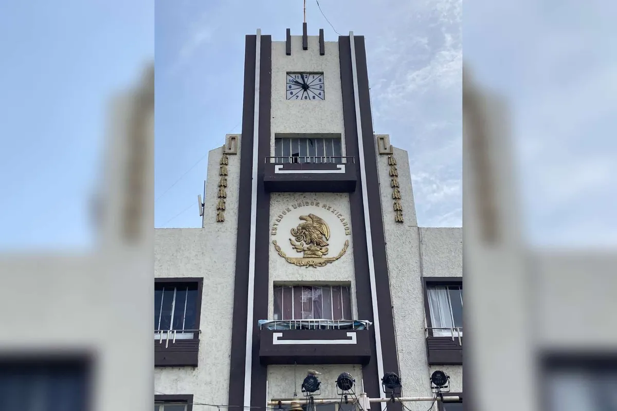 Presidencia de Mixquiahuala luce vidrios rotos, nadie hace nada por repararlos