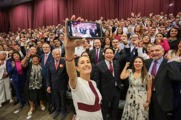 Sheinbaum llama a consolidar un México justo en encuentro con Legisladores de la 4T