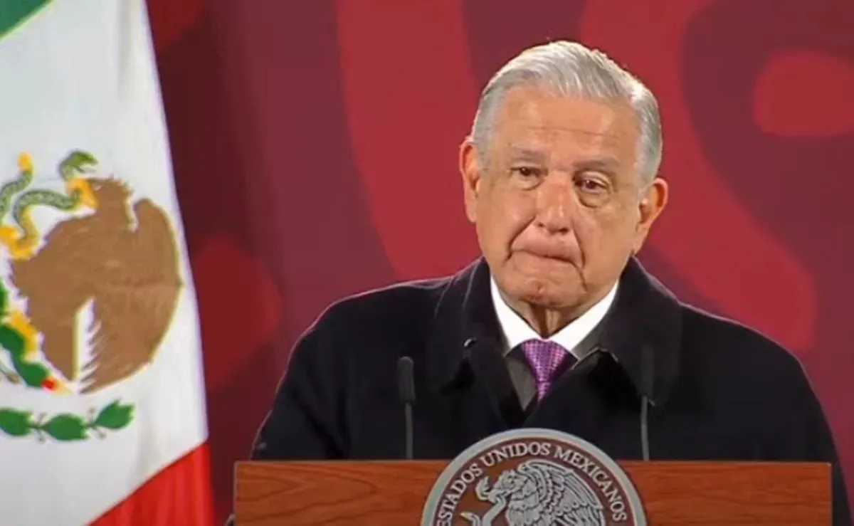 Al borde de las lagrimas, AMLO recordó cuando fue espiado por el CISEN