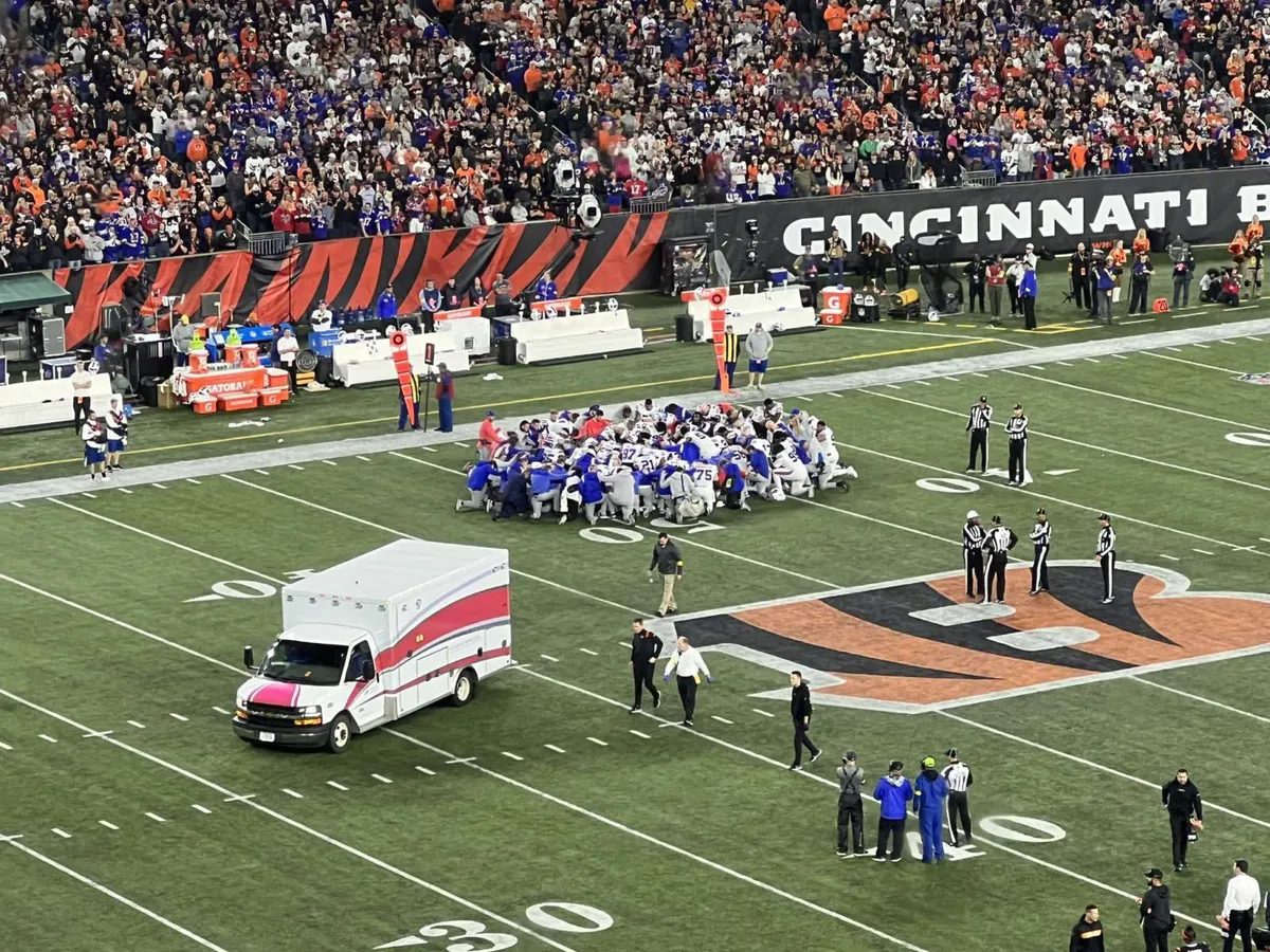 NFL: Damar Hamlin de los Bills se desploma tras tacleada en partido