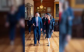 Claudia Sheinbaum junto con el secretario de Seguridad Interior de EU, Markwayne Mullin