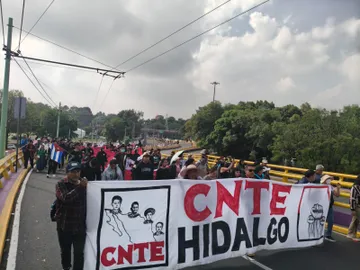 Maestros marchan por calles de Pachuca.